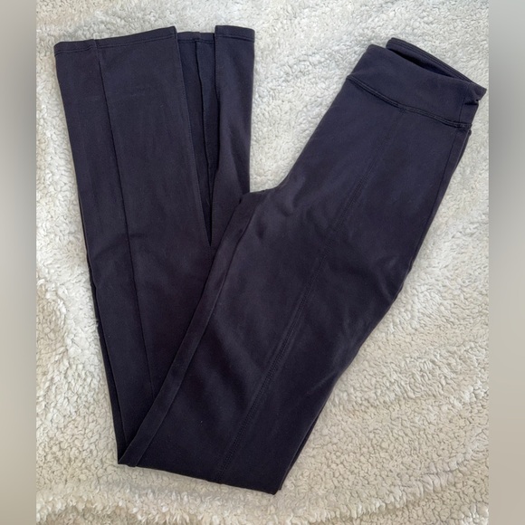 Alo Airbrush High-Waist Flutter Legging - Picture 3 of 7